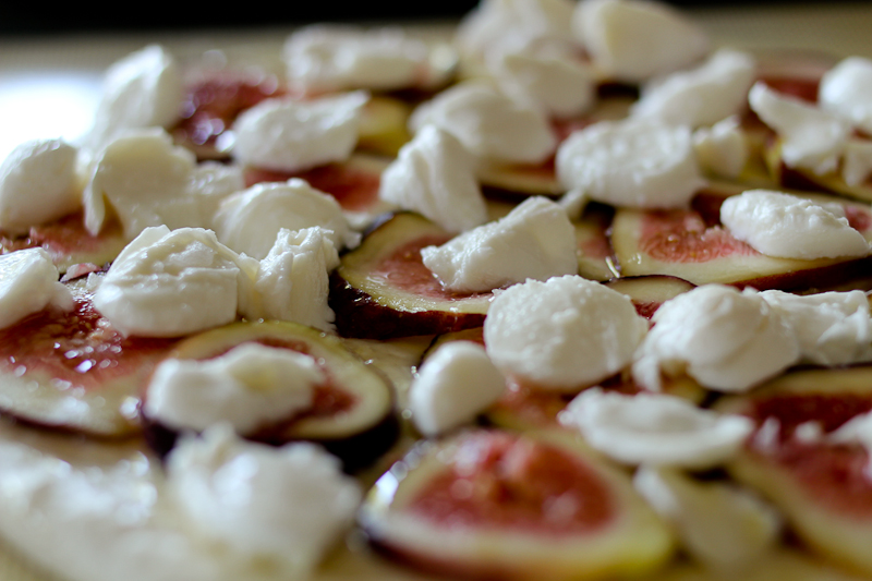 Fig pizza with prosciutto and arugula